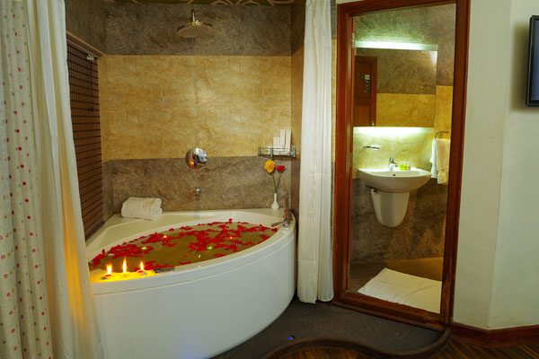 Kerala Honeymoon Houseboat Cruise: Romantic Backwater Experience in Alleppey